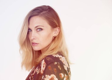 Studio sarışın kadın