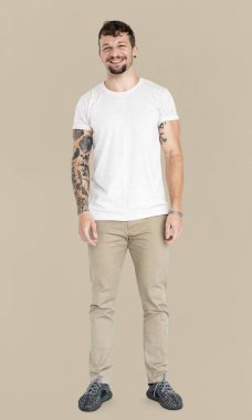 yakışıklı dövmeli adam