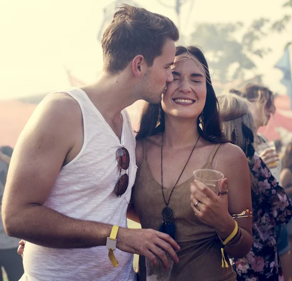 Amigos disfrutando del festival de música — Foto de Stock