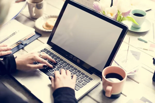 Mujer escribiendo en el teclado del ordenador portátil — Foto de Stock