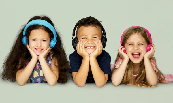 Niños escuchando música en auriculares —  Fotos de Stock