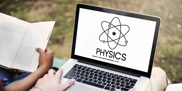 Dizüstü holding kadının eller