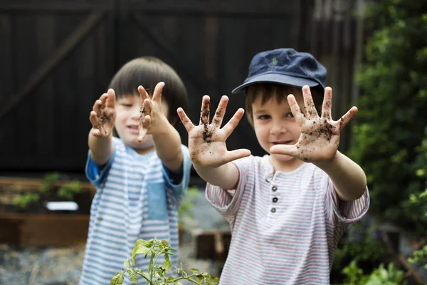 Meninos mostrando mãos sujas — Fotografia de Stock