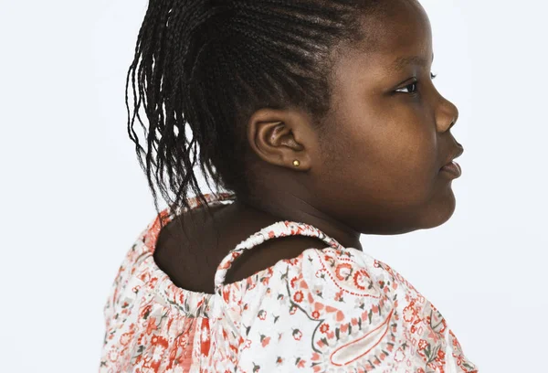 Африканская девушка с косичками смотрит в сторону — стоковое фото