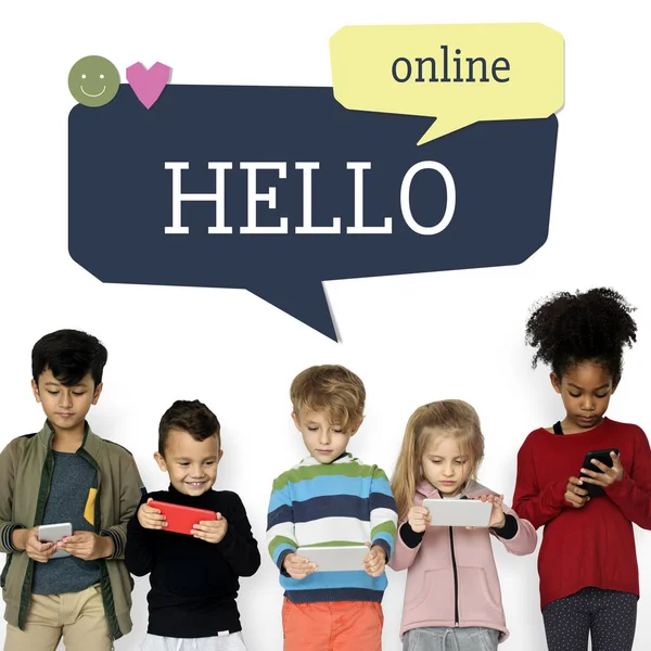 küçük çocuklar dijital cihazlar kullanarak