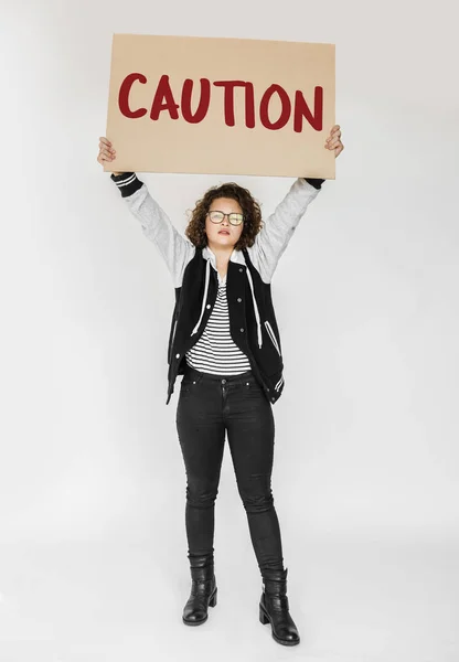 Žena drží pozor výstražné znamení — Stock fotografie