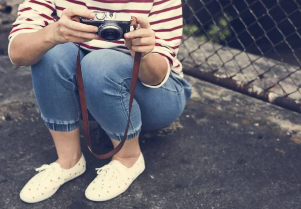 Žena cestovatele s fotoaparátem — Stock fotografie