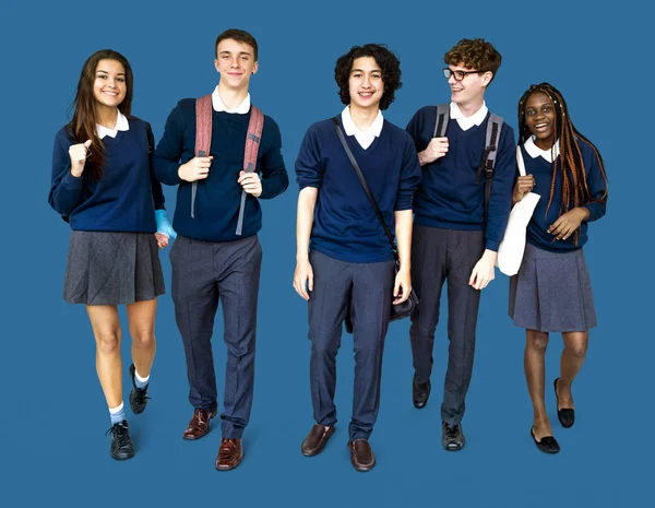 Estudantes de escola caminhando com sacos — Fotografia de Stock