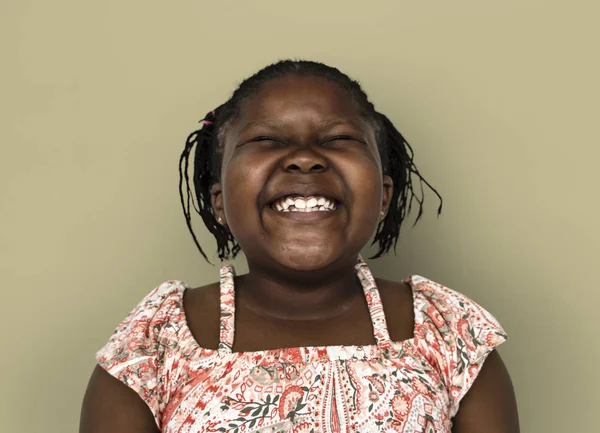 Dziewczyna z warkoczykami śmiejąc się — Zdjęcie stockowe