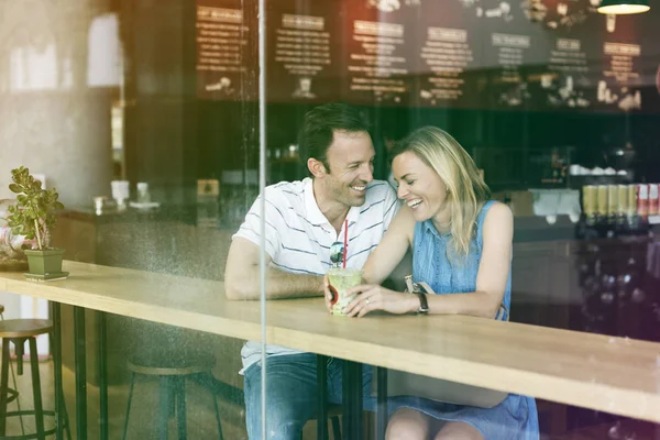 Coppia che riposa insieme nel caffè — Foto Stock