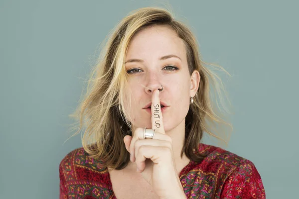 Mulher gesticulando quieto com o dedo — Fotografia de Stock