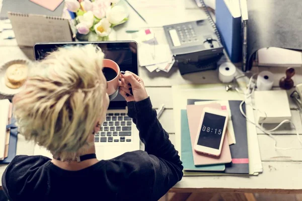 Mulher bebendo café no espaço de trabalho — Fotografia de Stock