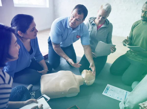 Άτομα στην εκπαίδευση πρώτων βοηθειών Cpr — Φωτογραφία Αρχείου