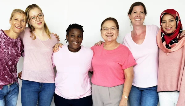 Mulheres abraçando no estúdio — Fotografia de Stock