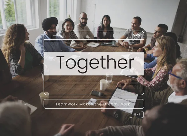 iş toplantısında çok ırklı insanlar