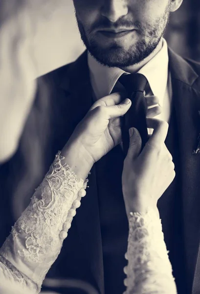 Bruden som hjälper brudgummen klä upp — Stockfoto