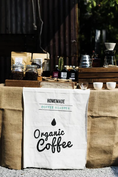 Ekologiskt kaffe i marknaden monter — Stockfoto