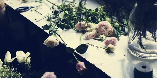 Rosas de jardim na mesa — Fotografia de Stock