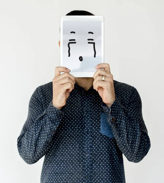 Person som täcker ansiktet med digital tablett — Stockfoto