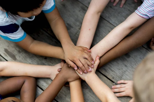 Bambini che puntano le mani insieme — Foto Stock