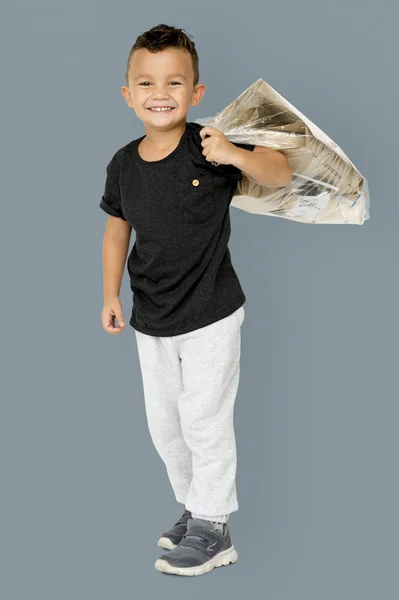 Junge mit Tüte Papiermüll — Stockfoto