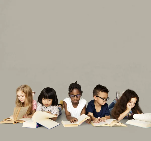 Niños leyendo libros —  Fotos de Stock