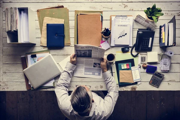 Empresário lendo jornal — Fotografia de Stock