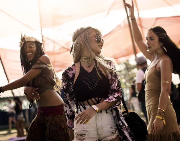 arkadaşlar tatil dans etkinlik eğlence