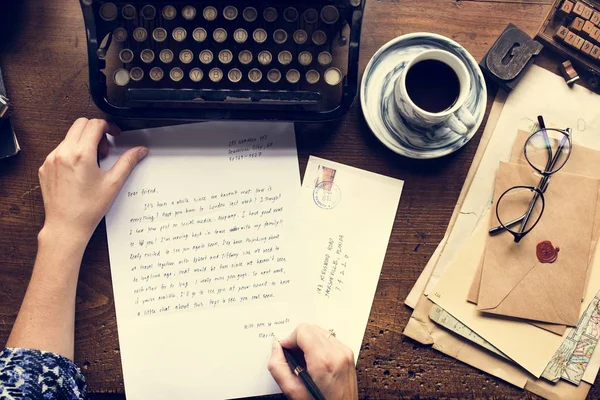 Mãos femininas escrever carta — Fotografia de Stock