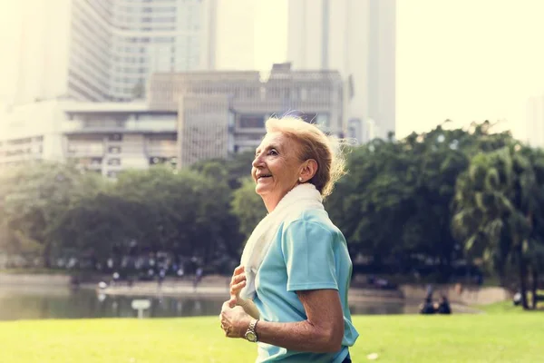 Äldre kvinna jogging — Stockfoto