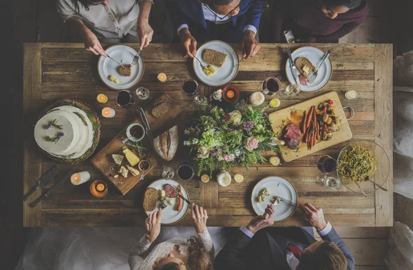 Braut und Bräutigam essen mit Freunden — Stockfoto