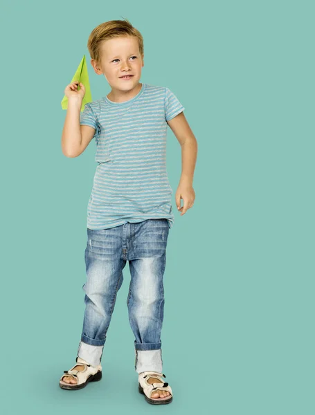 Jongen houdt van papier vliegtuig — Stockfoto