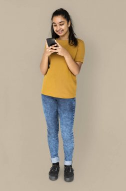 Akıllı telefon kullanan kadın 