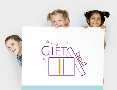 Çocuk afişini saklanıyor