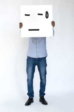 Kağıt afiş tutan kişi