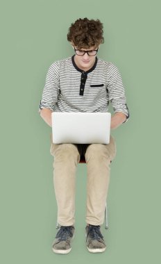 dizüstü bilgisayar kullanan adam