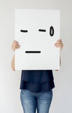 Kağıt afiş tutan kişi