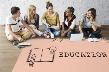 öğrenciler proje üzerinde birlikte çalışma