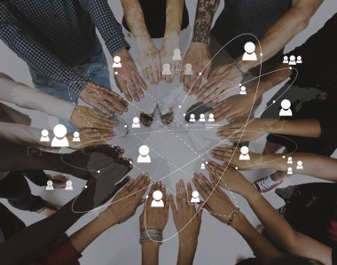 İnsanlar birlikte elele