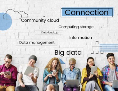 Dijital aygıtlar kullanan insanlar