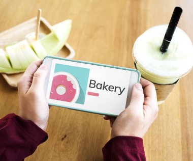 Akıllı telefon kullanan kadın