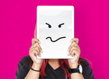 Dijital tablet ile yüz kapsayan kişi