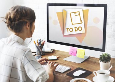 bilgisayarla çalışma kız