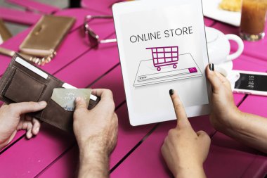 Dijital tablet kullanan kişiler