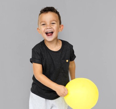 Sarı balon ile çocuk