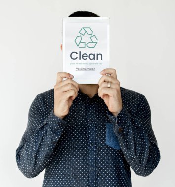 Dijital tablet ile yüz kapsayan kişi