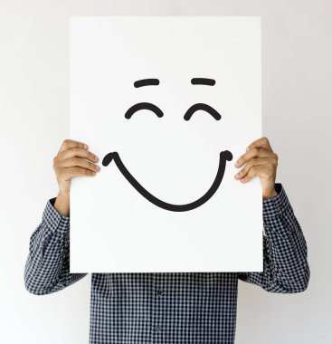 Kağıt afiş tutan kişi