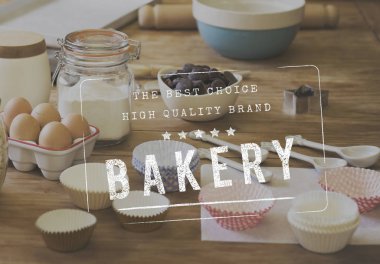 mutfak masasında malzemelerle