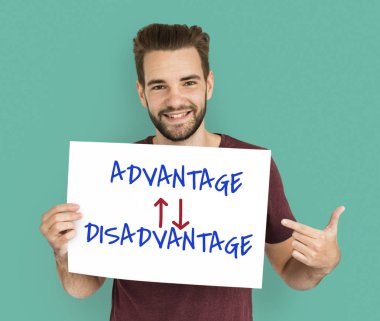 Sakallı afişini tutar  