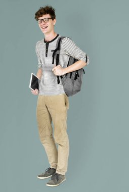sırt çantası ve tablet ile ayakta adam 